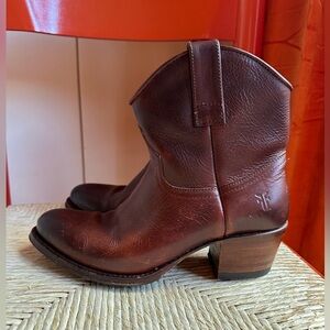 Frye Deborah Lug Short Redwood - Size 7 - Preowned